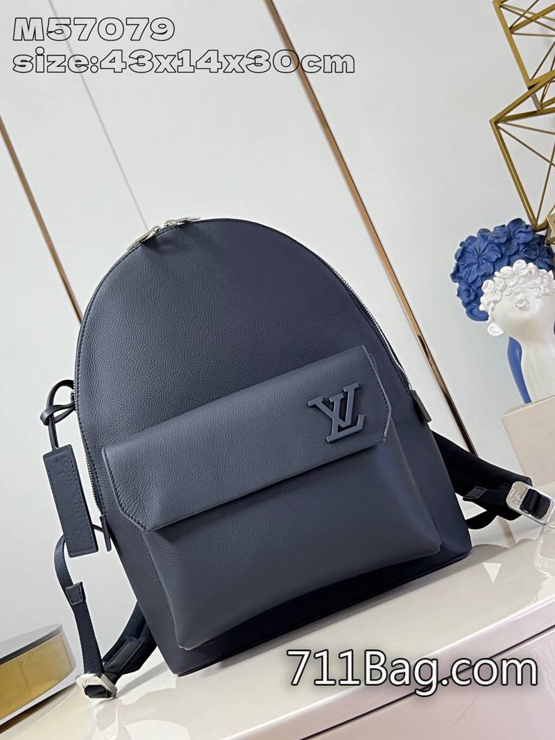 精品高仿LV M57079深藍 質感強烈高端包包 高仿LV細節對版包主隔層和翻蓋前袋為周末出遊或徜徉城市提供充裕隨行空間。43x14x30cm 精品高仿LV M57079深藍 質感強烈高端包包 高仿LV細節對版包主隔層和翻蓋前袋為周末出遊或徜徉城市提供充裕隨行空間。43x14x30cm