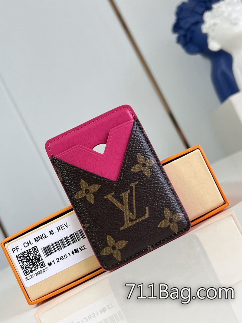 A貨路易威登 M12851梅紅 材質優選純手工縫製 超3A LV潮流斜背包9.5x0.5x6.5cm A貨路易威登 M12851梅紅 材質優選純手工縫製 超3A LV潮流斜背包9.5x0.5x6.5cm