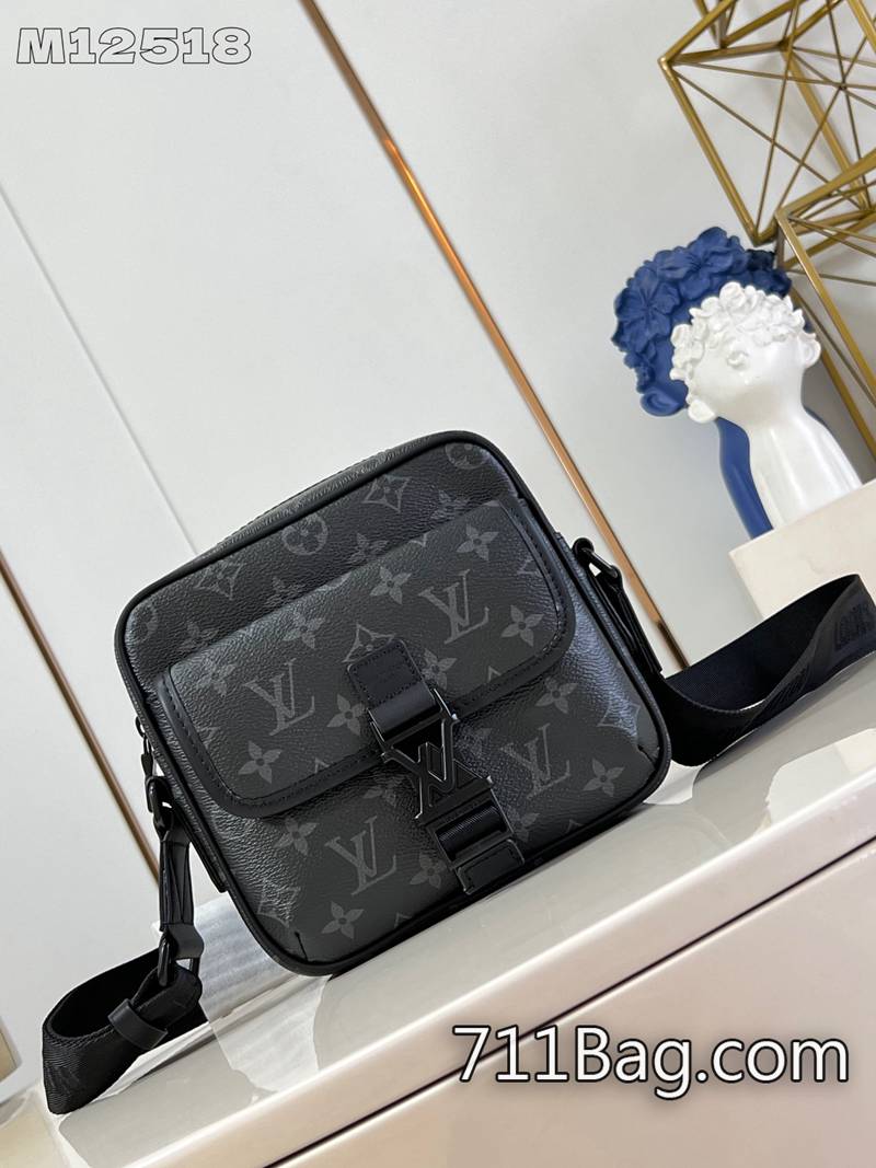 精品A貨LV M12518黑花 高質真皮頂級做工 A貨LV頂級精仿包標識肩帶點睛經典細節,快拆式搭扣沿襲路易威登傳統硬箱元素,緊湊貼身構型方便收納個人物品17x7.8x18cm 精品A貨LV M12518黑花 高質真皮頂級做工 A貨LV頂級精仿包標識肩帶點睛經典細節,快拆式搭扣沿襲路易威登傳統硬箱元素,緊湊貼身構型方便收納個人物品17x7.8x18cm