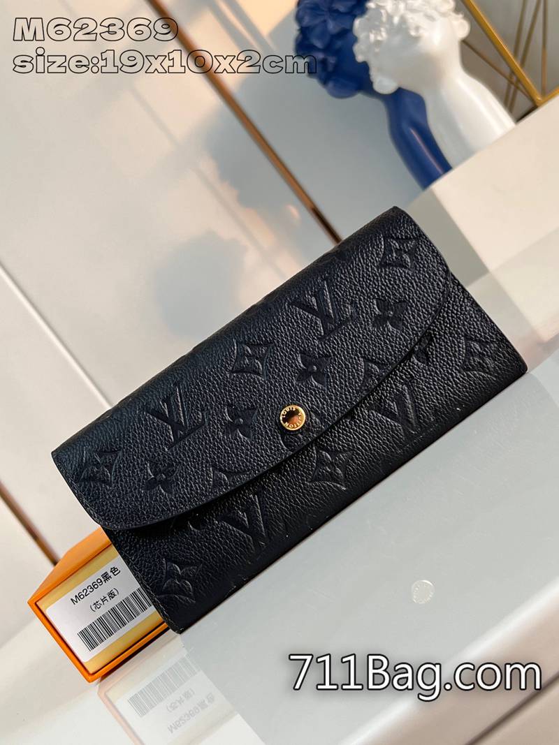 精品A貨LV M62369黑 品質為王手感爆棚 精仿LV精品包精巧構型可輕松置入多數手袋,亦可作手拿包。19x10x2cm 精品A貨LV M62369黑 品質為王手感爆棚 精仿LV精品包精巧構型可輕松置入多數手袋,亦可作手拿包。19x10x2cm