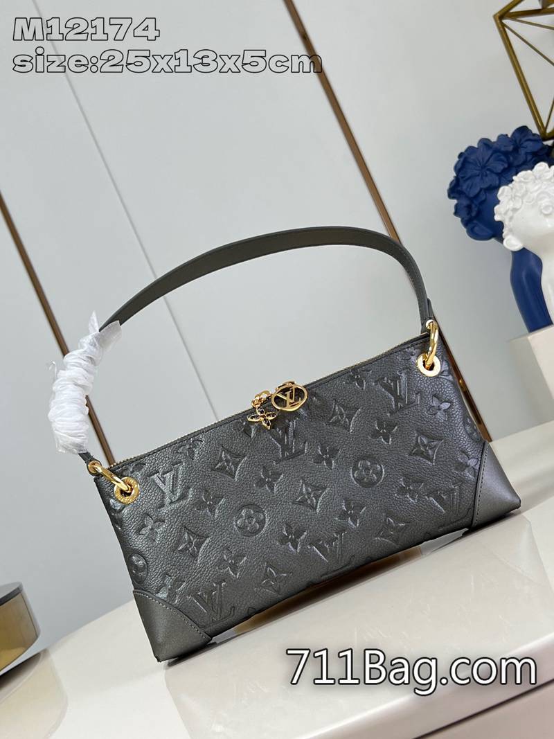 精品A貨LV M12174槍色 高仿精品中的精品 超3A LV潮流斜背包雙拉鏈閉合處配有兩個吊墜,一個描繪LV圓環,另一個展示水晶裝飾的Monogram花。把它想象成完美的滑雪後包。25x13x5cm 精品A貨LV M12174槍色 高仿精品中的精品 超3A LV潮流斜背包雙拉鏈閉合處配有兩個吊墜,一個描繪LV圓環,另一個展示水晶裝飾的Monogram花。把它想象成完美的滑雪後包。25x13x5cm