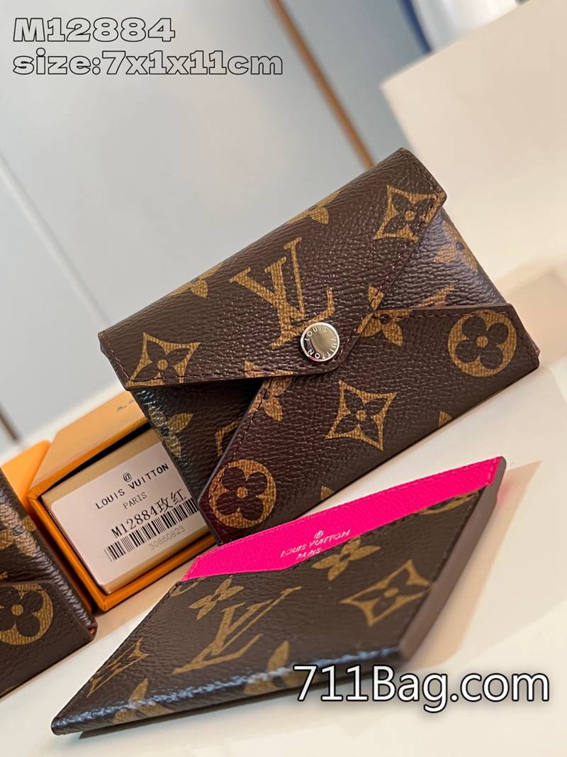 精品LV M12884玫紅 做工超精細高端定製 一比一LV小號斜背包7.5x1.5x11cm 精品LV M12884玫紅 做工超精細高端定製 一比一LV小號斜背包7.5x1.5x11cm