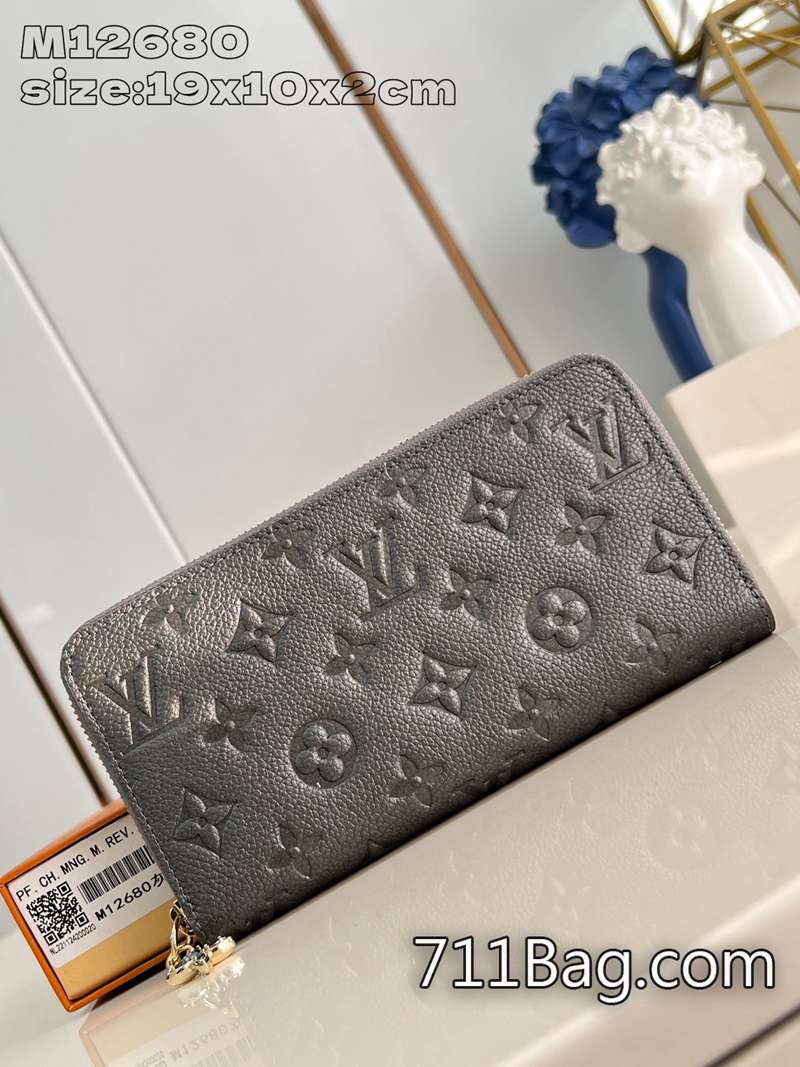 A貨LV M12680灰 質感與手感兼具包包 精仿LV新款手袋功能齊全,亦可用作手拿包。19.5x10.5x2.5cm A貨LV M12680灰 質感與手感兼具包包 精仿LV新款手袋功能齊全,亦可用作手拿包。19.5x10.5x2.5cm