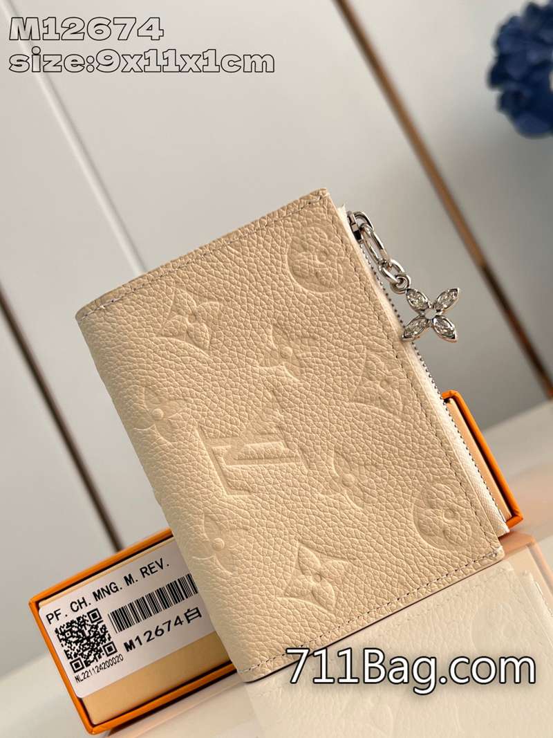 頂級一比一LV M12674白 做工嚴謹高仿名牌包 超3A LV經典復刻款9x11.5x1.5cm 頂級一比一LV M12674白 做工嚴謹高仿名牌包 超3A LV經典復刻款9x11.5x1.5cm