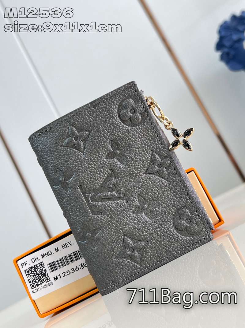 高仿LV M12536灰 材質考究包型挺括 A貨LV手工訂製包9x11.5x1.5cm 高仿LV M12536灰 材質考究包型挺括 A貨LV手工訂製包9x11.5x1.5cm