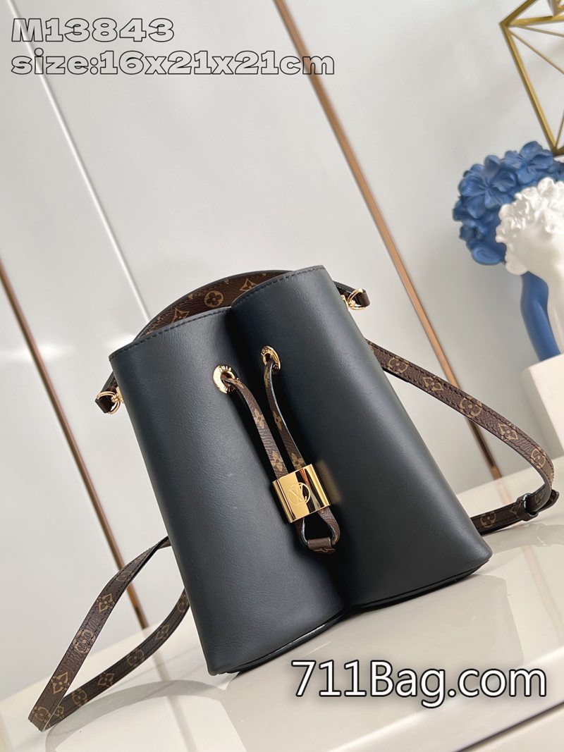 頂級精品LV M13843黑 精緻工藝打造高端包 高仿LV大容量包16x21x21cm 頂級精品LV M13843黑 精緻工藝打造高端包 高仿LV大容量包16x21x21cm