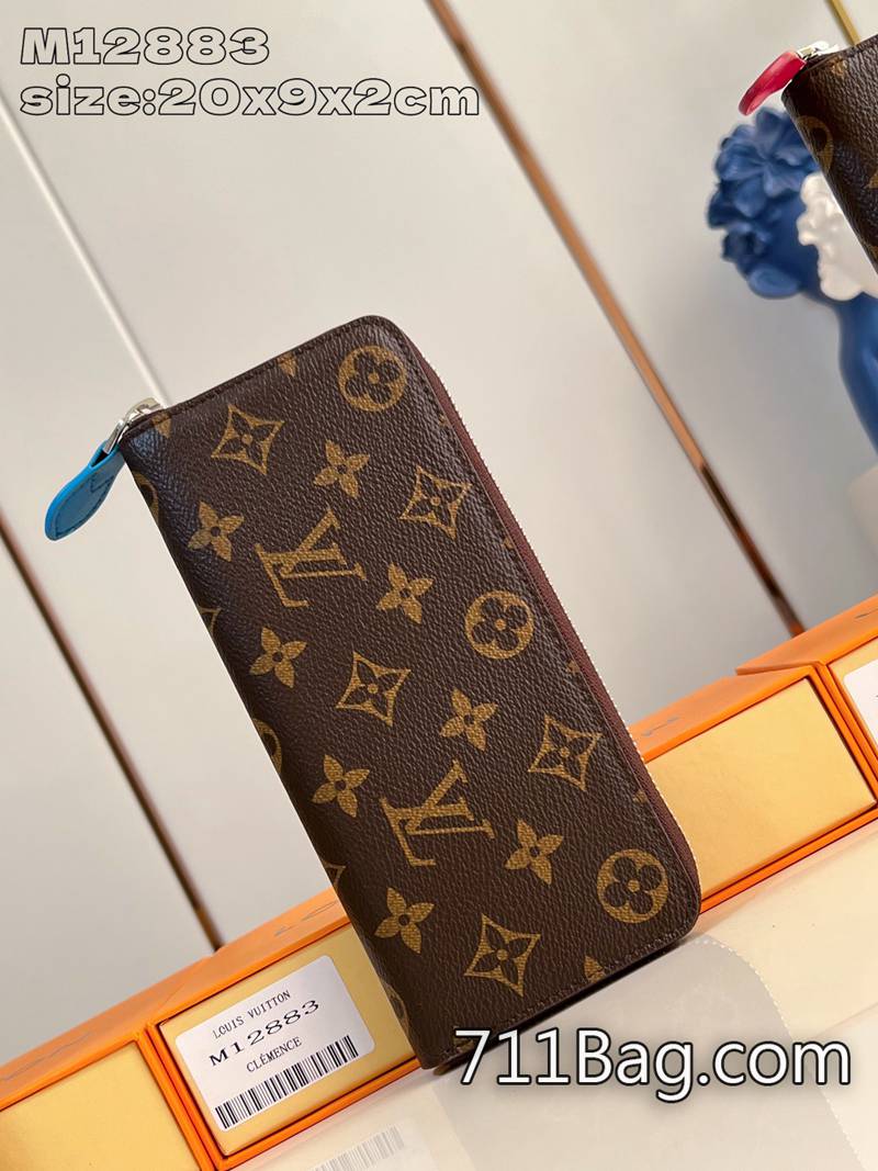 精仿LV M12883藍 一比一細節全還原 精仿LV精品包錢包設計時尚,以標誌性的Monogram帆佈製作,並搭配銀色金屬件。20x9x2cm 精仿LV M12883藍 一比一細節全還原 精仿LV精品包錢包設計時尚,以標誌性的Monogram帆佈製作,並搭配銀色金屬件。20x9x2cm