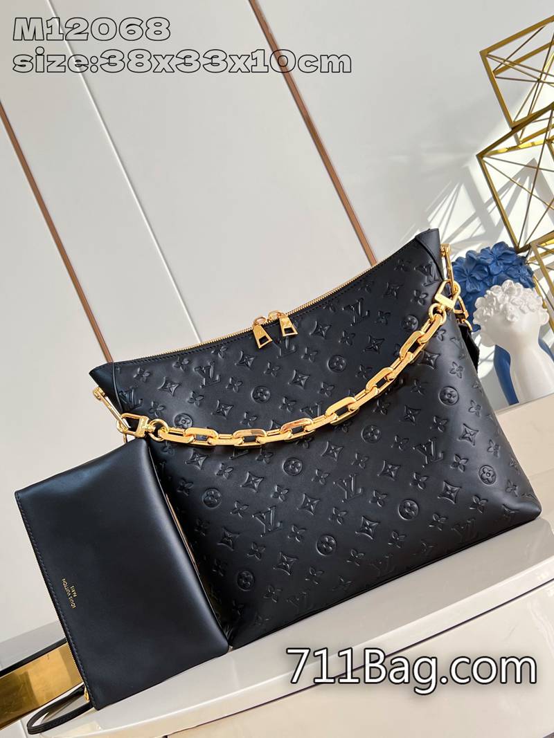 精仿LV M12068黑 一針一線完美復刻 精品LV原單品質標誌性的粗鏈帶搭配金色金屬件,而可拆式紡織寬肩帶則可作不同的方式攜帶。這個百搭款式足以容納手提電腦,並設有可拆式拉鏈口袋。38x33x10cm 精仿LV M12068黑 一針一線完美復刻 精品LV原單品質標誌性的粗鏈帶搭配金色金屬件,而可拆式紡織寬肩帶則可作不同的方式攜帶。這個百搭款式足以容納手提電腦,並設有可拆式拉鏈口袋。38x33x10cm