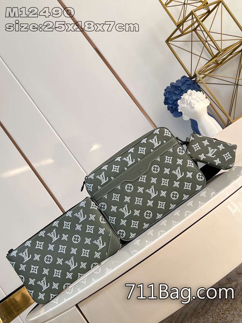 頂級高仿路易威登 M12490 細節到位一比一精品 高仿LV拉鏈大包25x18.5x7cm 頂級高仿路易威登 M12490 細節到位一比一精品 高仿LV拉鏈大包25x18.5x7cm