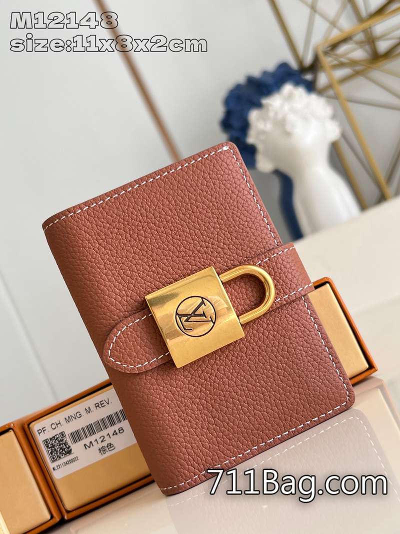 頂級精品路易威登 M12148棕 頂級皮革細節精美 高仿LV品牌包在裡面,它提供瞭多個硬幣和紙幣的口袋,以及三個卡槽。11x8.5x2cm 頂級精品路易威登 M12148棕 頂級皮革細節精美 高仿LV品牌包在裡面,它提供瞭多個硬幣和紙幣的口袋,以及三個卡槽。11x8.5x2cm