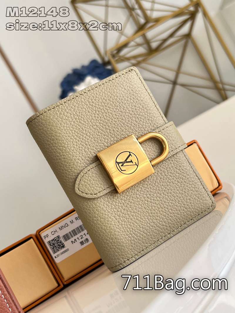 頂級超3ALV M12148草綠 超高做工還原真品 高仿LV專櫃對版包在裡面,它提供瞭多個硬幣和紙幣的口袋,以及三個卡槽。11x8.5x2cm 頂級超3ALV M12148草綠 超高做工還原真品 高仿LV專櫃對版包在裡面,它提供瞭多個硬幣和紙幣的口袋,以及三個卡槽。11x8.5x2cm