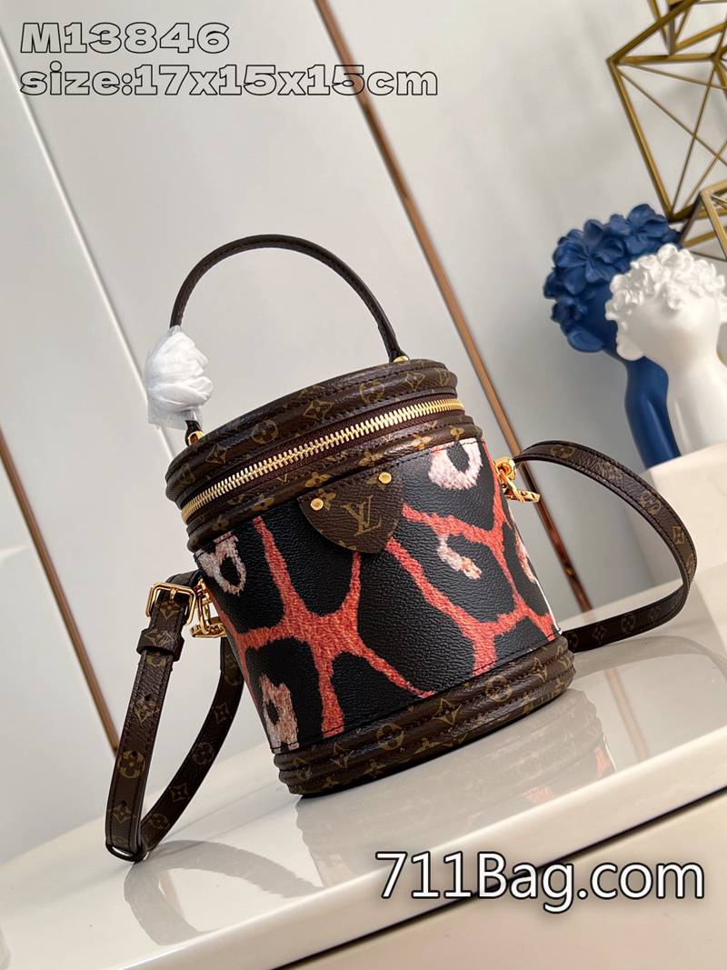 頂級一比一Louis Vuitton M13846 材質優選純手工縫製 高仿LV時尚流行款2016秋冬系列靈感來自豹子設計的印花畫佈上,用象征著莊園的單體圖案進行瞭修剪。帶有LV鎖和可拆卸的帶子,可享受多種握持方式。17x15x15cm 頂級一比一Louis Vuitton M13846 材質優選純手工縫製 高仿LV時尚流行款2016秋冬系列靈感來自豹子設計的印花畫佈上,用象征著莊園的單體圖案進行瞭修剪。帶有LV鎖和可拆卸的帶子,可享受多種握持方式。17x15x15cm
