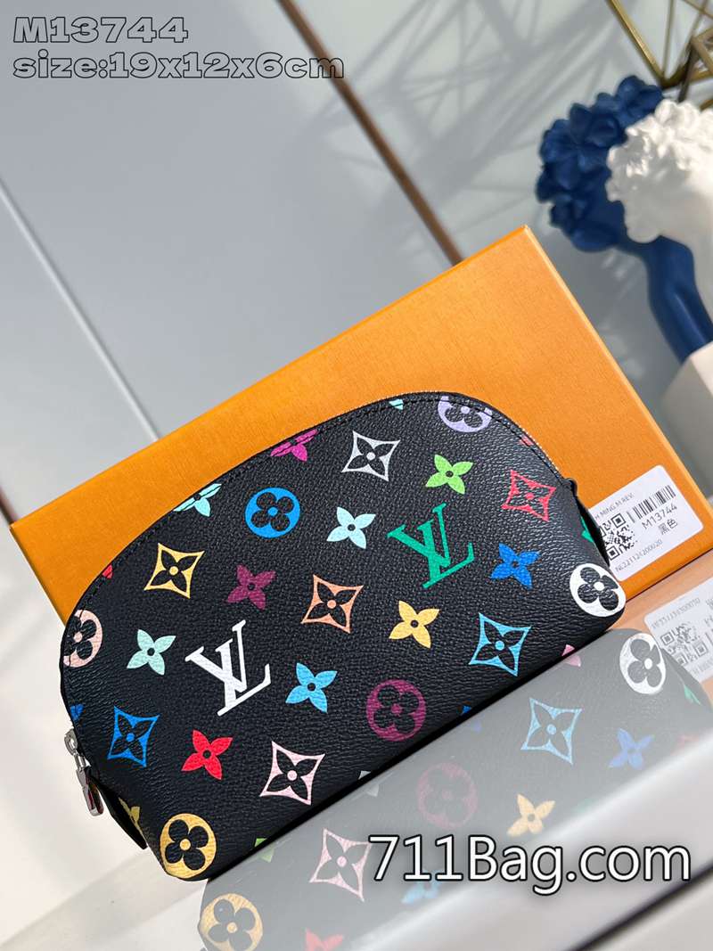頂級精品Louis Vuitton M13744黑 高質真皮頂級做工 A貨LV大氣用包充裕空間可容納化妝品及個人小巧物品,成就旅行良伴。19x12x6cm 頂級精品Louis Vuitton M13744黑 高質真皮頂級做工 A貨LV大氣用包充裕空間可容納化妝品及個人小巧物品,成就旅行良伴。19x12x6cm