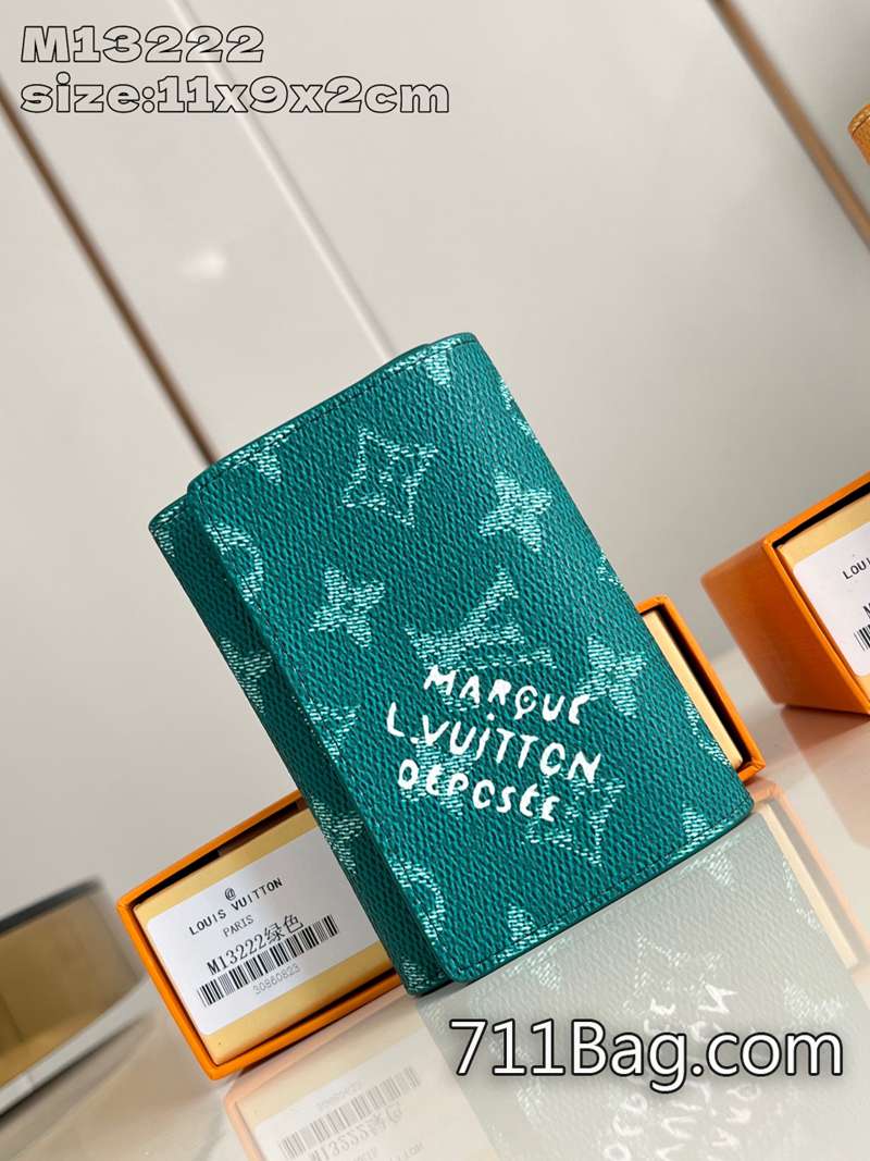 高仿Louis Vuitton M13222綠 高端包必備奢華細節 原單LV高端精品包以鮮艷的色彩和復古風格的“MarqueL.VuittonDéposée”簽名完成時尚。具有紙幣口袋、帶拉鏈的口袋和5個卡槽的功能性也很吸引人。按扣開合式。尺寸:11.5×9×2.5cm 高仿Louis Vuitton M13222綠 高端包必備奢華細節 原單LV高端精品包以鮮艷的色彩和復古風格的“MarqueL.VuittonDéposée”簽名完成時尚。具有紙幣口袋、帶拉鏈的口袋和5個卡槽的功能性也很吸引人。按扣開合式。尺寸:11.5×9×2.5cm