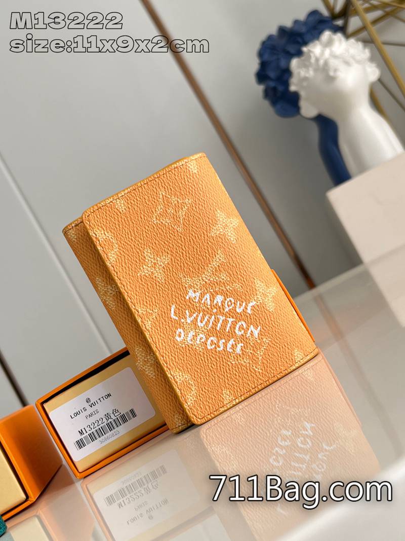 頂級精品LV M13222黃 嚴選皮料手工包款 高仿LV時尚流行款以鮮艷的色彩和復古風格的“MarqueL.VuittonDéposée”簽名完成時尚。具有紙幣口袋、帶拉鏈的口袋和5個卡槽的功能性也很吸引人。按扣開合式。尺寸:11.5×9×2.5cm 頂級精品LV M13222黃 嚴選皮料手工包款 高仿LV時尚流行款以鮮艷的色彩和復古風格的“MarqueL.VuittonDéposée”簽名完成時尚。具有紙幣口袋、帶拉鏈的口袋和5個卡槽的功能性也很吸引人。按扣開合式。尺寸:11.5×9×2.5cm