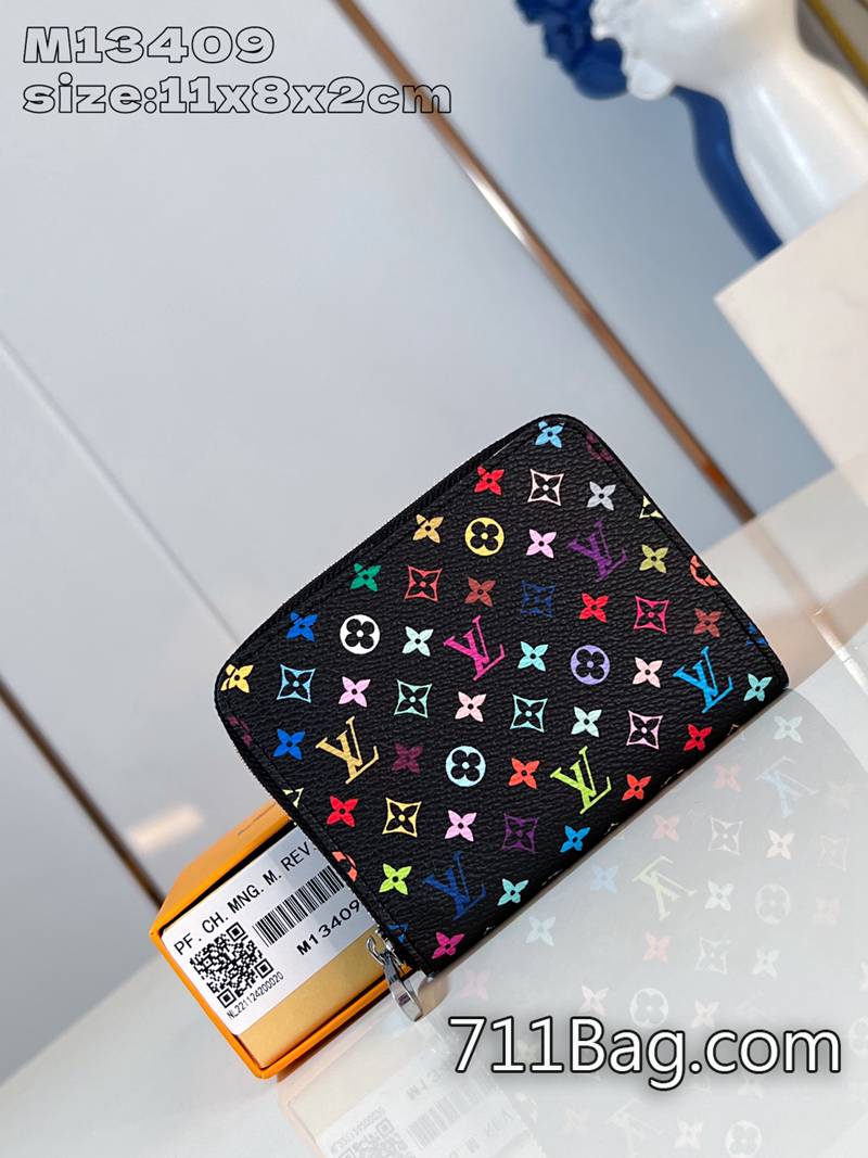 A貨LV M13409黑彩 真皮材質質感包包 一比一LV潮流新款零錢包設有銀色拉鏈,內置多個隔層,可將零錢、紙幣和名片存放得井井有條。11x8.5x2cm A貨LV M13409黑彩 真皮材質質感包包 一比一LV潮流新款零錢包設有銀色拉鏈,內置多個隔層,可將零錢、紙幣和名片存放得井井有條。11x8.5x2cm