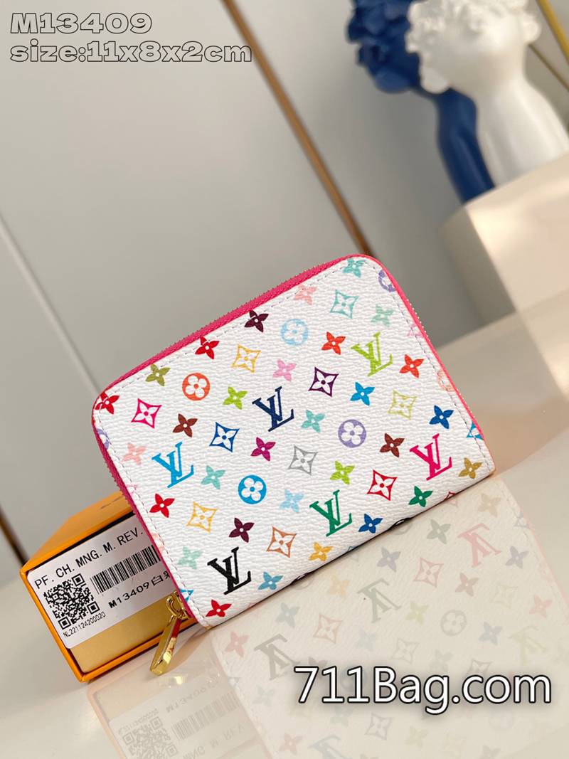 頂級A貨LV M13409白彩 手感細膩質感滿分 一比一LV配原廠包裝零錢包設有銀色拉鏈,內置多個隔層,可將零錢、紙幣和名片存放得井井有條。11x8.5x2cm 頂級A貨LV M13409白彩 手感細膩質感滿分 一比一LV配原廠包裝零錢包設有銀色拉鏈,內置多個隔層,可將零錢、紙幣和名片存放得井井有條。11x8.5x2cm