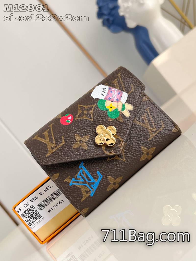 精品A貨路易威登 M12961 高品質真皮一比一 精仿LV新款手袋緊湊的設計提供瞭智能組織,包括一個用於存放零錢的拉鏈口袋和六個卡槽。12x9.5x2.5cm 精品A貨路易威登 M12961 高品質真皮一比一 精仿LV新款手袋緊湊的設計提供瞭智能組織,包括一個用於存放零錢的拉鏈口袋和六個卡槽。12x9.5x2.5cm