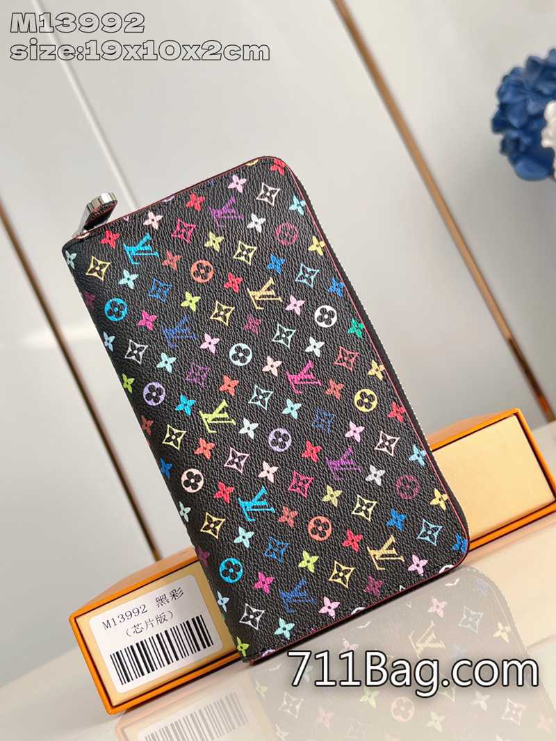 A貨Louis Vuitton M13992黑彩 細節講究奢侈品包包 A貨LV迷你斜背包功能齊全,亦可用作手拿包。19.5x10.5x2.5cm A貨Louis Vuitton M13992黑彩 細節講究奢侈品包包 A貨LV迷你斜背包功能齊全,亦可用作手拿包。19.5x10.5x2.5cm