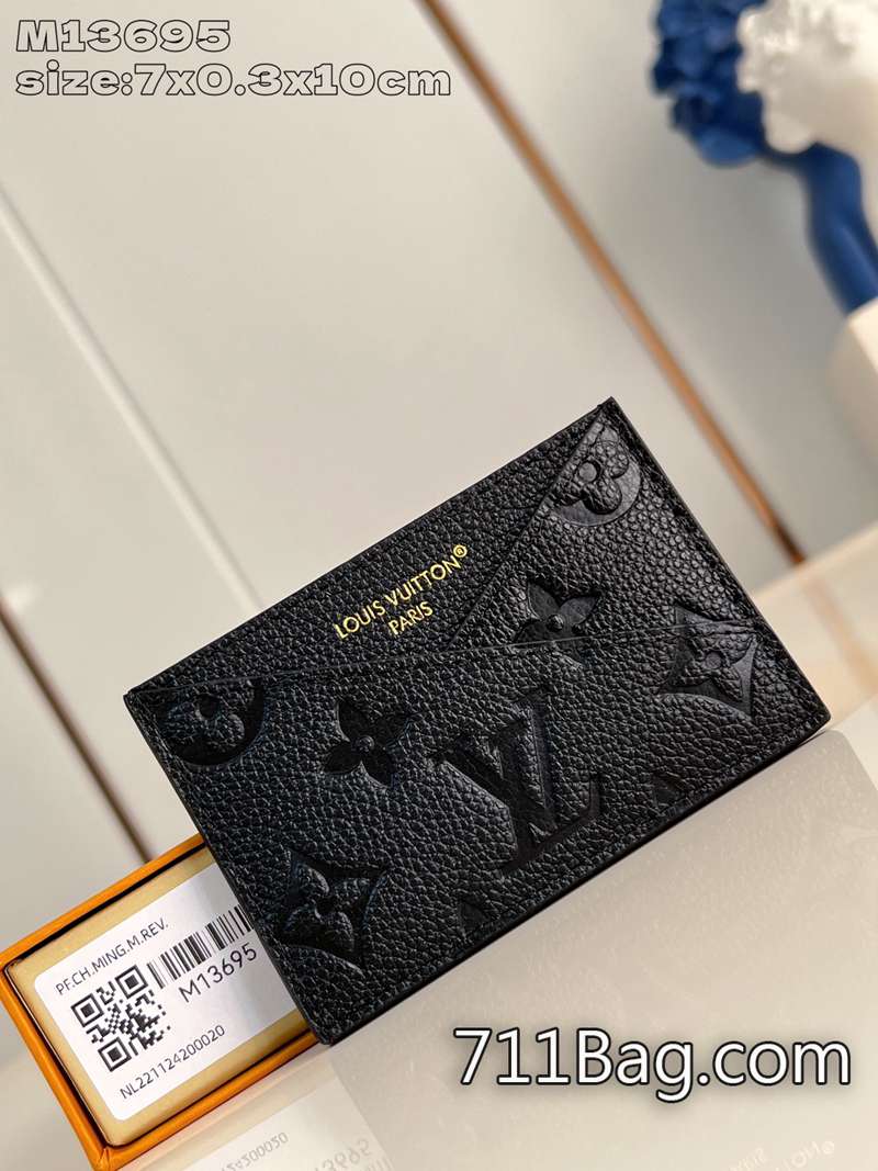 一比一LV M13695 優質包包細節精緻 精品LV時尚包它由MonogramEmpreinte皮革制成,燙印有金色字樣。7x0.3x10cm 一比一LV M13695 優質包包細節精緻 精品LV時尚包它由MonogramEmpreinte皮革制成,燙印有金色字樣。7x0.3x10cm