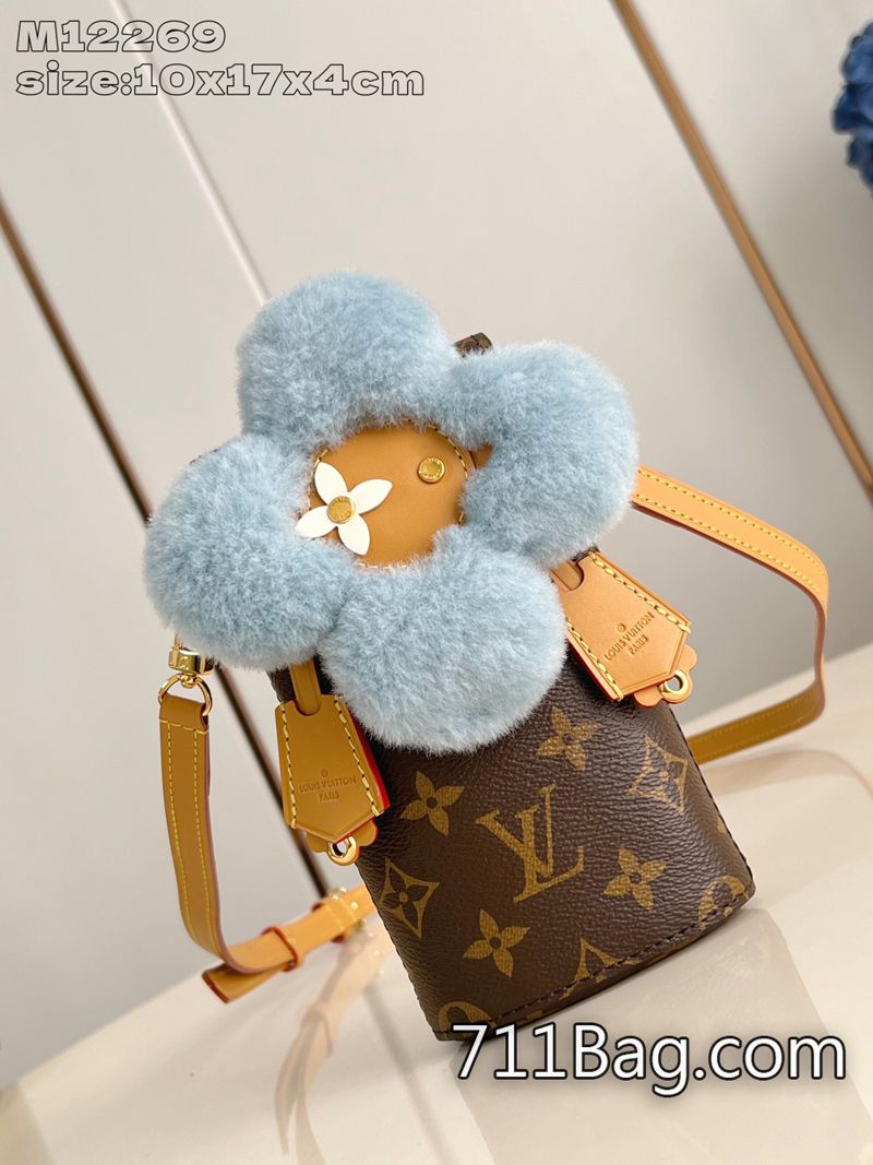 精品LV M12269 細節美到極致的包 一比一LV手工真皮包這款精緻聖誕小禮物特別為存放手機而設,配有柔軟的微纖維襯裡,可防止刮花。10x17.5x4.5cm 精品LV M12269 細節美到極致的包 一比一LV手工真皮包這款精緻聖誕小禮物特別為存放手機而設,配有柔軟的微纖維襯裡,可防止刮花。10x17.5x4.5cm