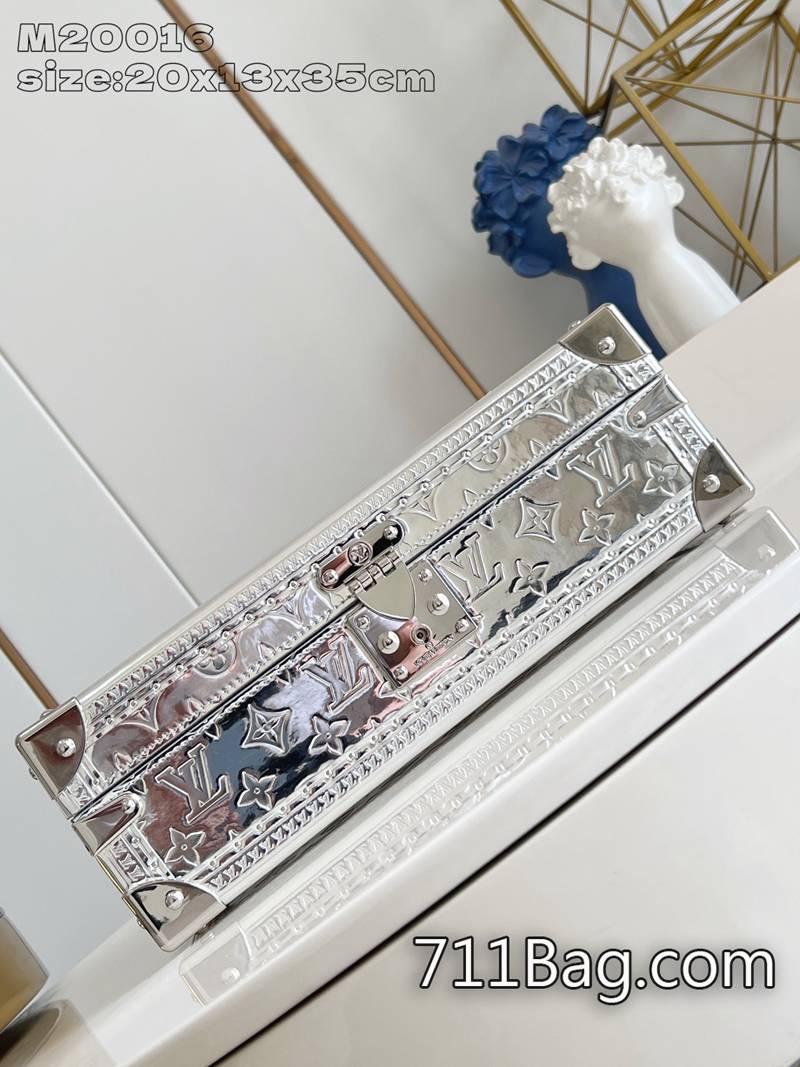 精品高仿LV M20016銀壓花 細節到每一針一線 A貨LV新款包20.5x13.5x35cm 精品高仿LV M20016銀壓花 細節到每一針一線 A貨LV新款包20.5x13.5x35cm