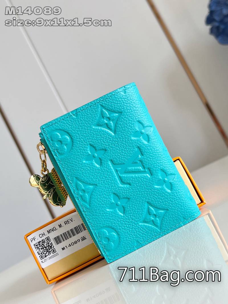 頂級精品LV M14089藍 真皮製作奢華手袋 超3A LV歐美風包錢包飾有金色熊貓形狀拉鏈頭,為拉鏈設計註入活潑動人的獨特個性。9x11.5x1.5cm 頂級精品LV M14089藍 真皮製作奢華手袋 超3A LV歐美風包錢包飾有金色熊貓形狀拉鏈頭,為拉鏈設計註入活潑動人的獨特個性。9x11.5x1.5cm