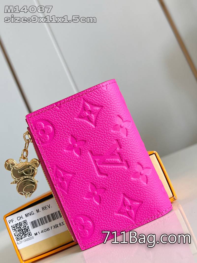 精品高仿Louis Vuitton M14087玫紅 五金精緻奢華包包 高仿LV對版牛皮包錢包飾有金色熊貓形狀拉鏈頭,為拉鏈設計註入活潑動人的獨特個性。9x11.5x1.5cm 精品高仿Louis Vuitton M14087玫紅 五金精緻奢華包包 高仿LV對版牛皮包錢包飾有金色熊貓形狀拉鏈頭,為拉鏈設計註入活潑動人的獨特個性。9x11.5x1.5cm