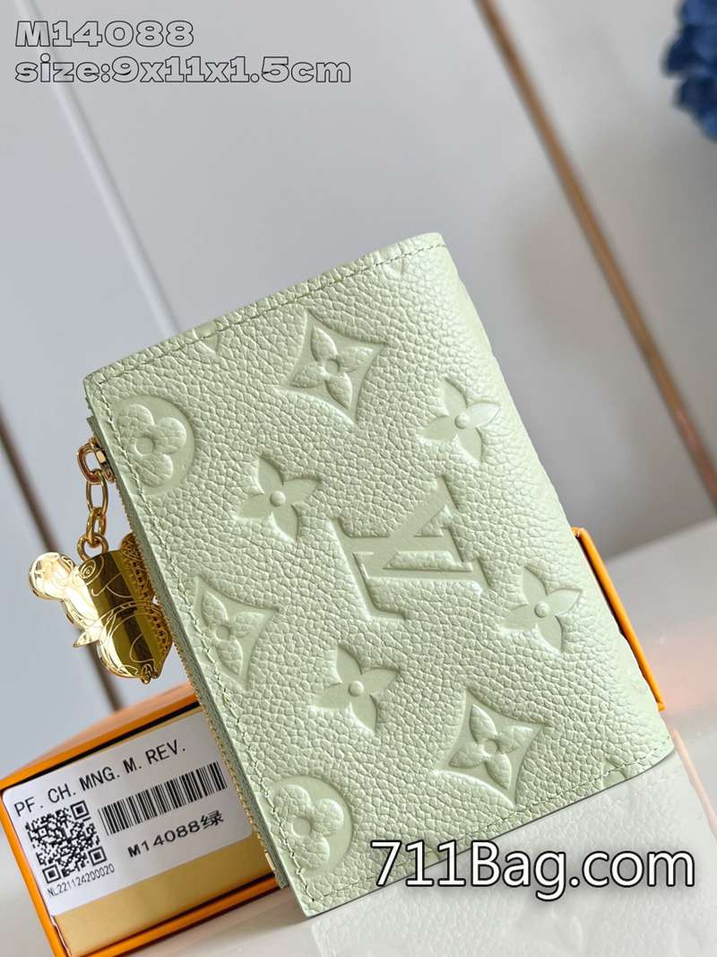 高仿LV M14088綠 奢華質感高仿LV包 精品LV原版皮手提包錢包飾有金色熊貓形狀拉鏈頭,為拉鏈設計註入活潑動人的獨特個性。9x11.5x1.5cm 高仿LV M14088綠 奢華質感高仿LV包 精品LV原版皮手提包錢包飾有金色熊貓形狀拉鏈頭,為拉鏈設計註入活潑動人的獨特個性。9x11.5x1.5cm