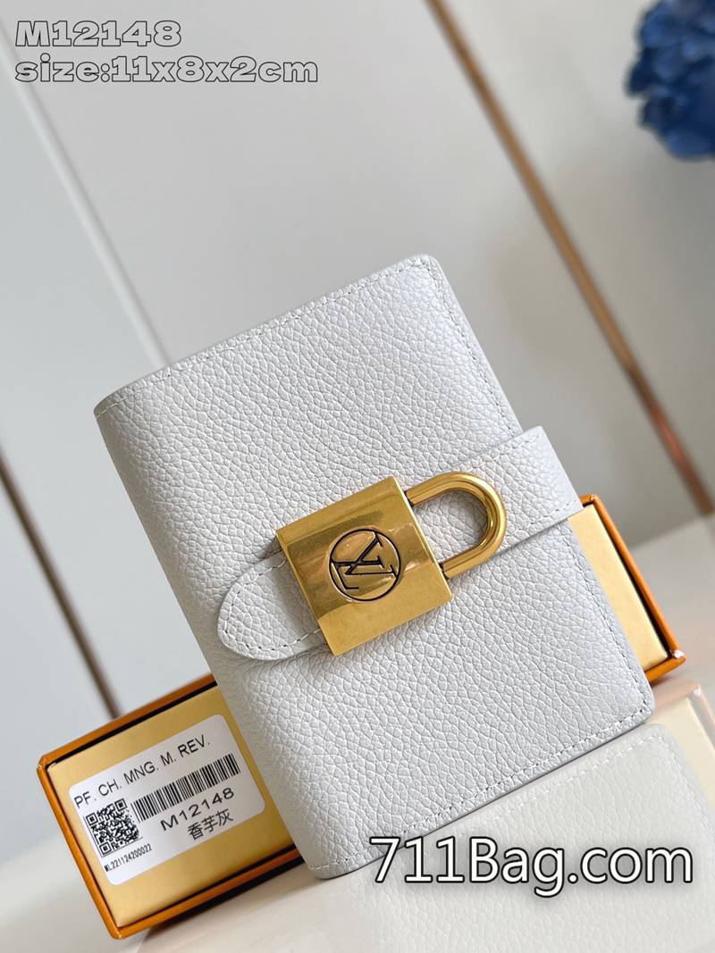 超3ALV M12148香芋灰 完美手工細節高仿包 原單LV精品手拿包在裡面,它提供瞭多個硬幣和紙幣的口袋,以及三個卡槽。11x8.5x2cm 超3ALV M12148香芋灰 完美手工細節高仿包 原單LV精品手拿包在裡面,它提供瞭多個硬幣和紙幣的口袋,以及三個卡槽。11x8.5x2cm