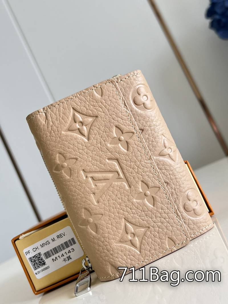 A貨Louis Vuitton M14143卡其 超高質感LV包推薦 高仿LV精品真皮包相對寬敞,它足夠薄,可以順利滑入口袋或小包。尺寸:11x8.5x2cm A貨Louis Vuitton M14143卡其 超高質感LV包推薦 高仿LV精品真皮包相對寬敞,它足夠薄,可以順利滑入口袋或小包。尺寸:11x8.5x2cm