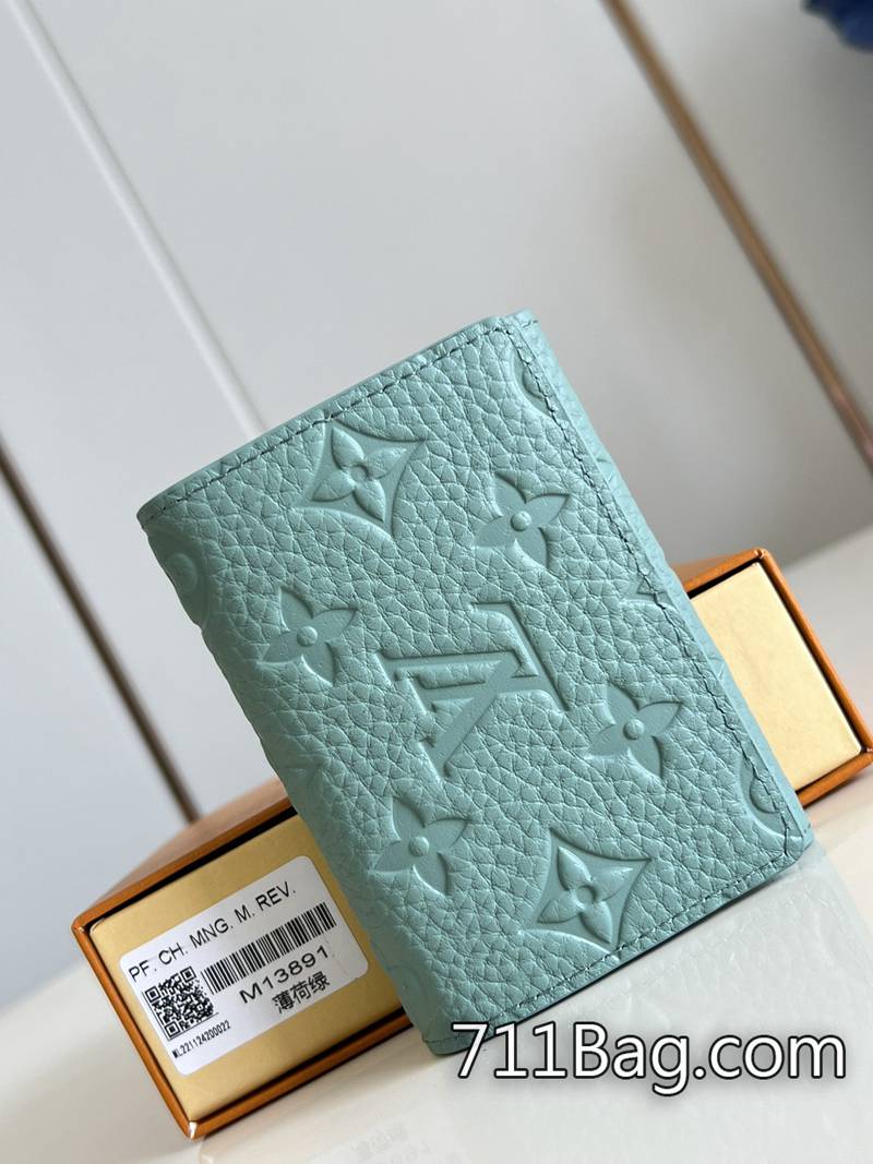 精品LV M13891薄荷綠 完美對版精品包包 原單LV正版對版包可輕松放入任意口袋或手袋內。8x1x10.5cm 精品LV M13891薄荷綠 完美對版精品包包 原單LV正版對版包可輕松放入任意口袋或手袋內。8x1x10.5cm