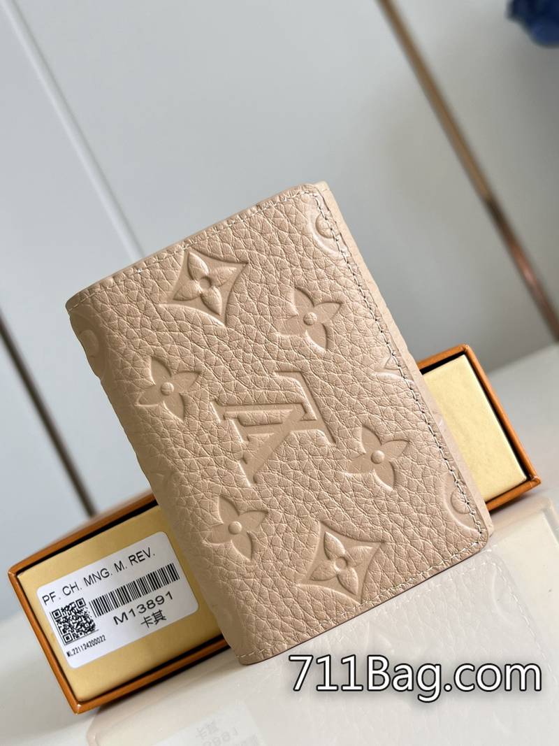精仿LV M13891卡其 頂級材料打造手袋 超3A LV迷你包推薦可輕松放入任意口袋或手袋內。8x1x10.5cm 精仿LV M13891卡其 頂級材料打造手袋 超3A LV迷你包推薦可輕松放入任意口袋或手袋內。8x1x10.5cm