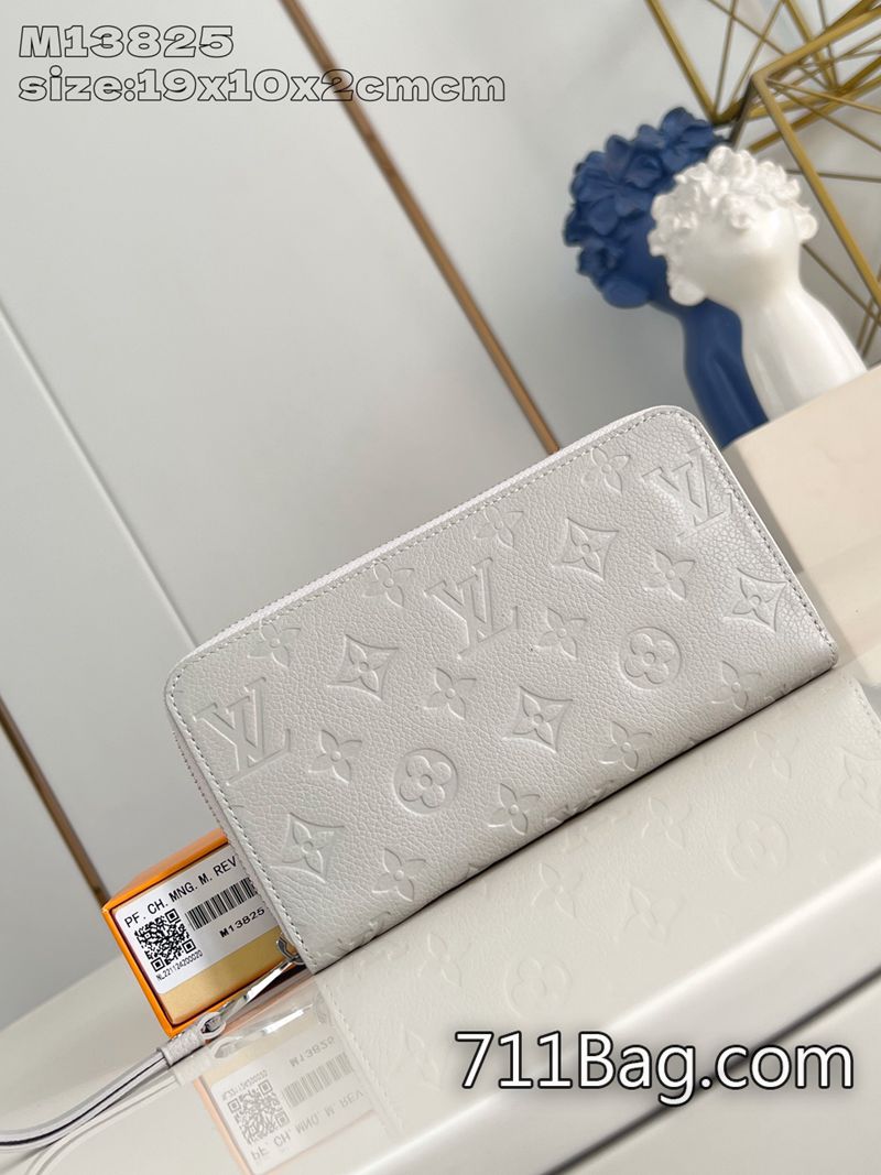 頂級精品Louis Vuitton M13825 做工嚴格打磨質感 A貨LV配原廠盒包裝功能齊全,亦可用作手拿包。19.5x10.5x2.5cm 頂級精品Louis Vuitton M13825 做工嚴格打磨質感 A貨LV配原廠盒包裝功能齊全,亦可用作手拿包。19.5x10.5x2.5cm
