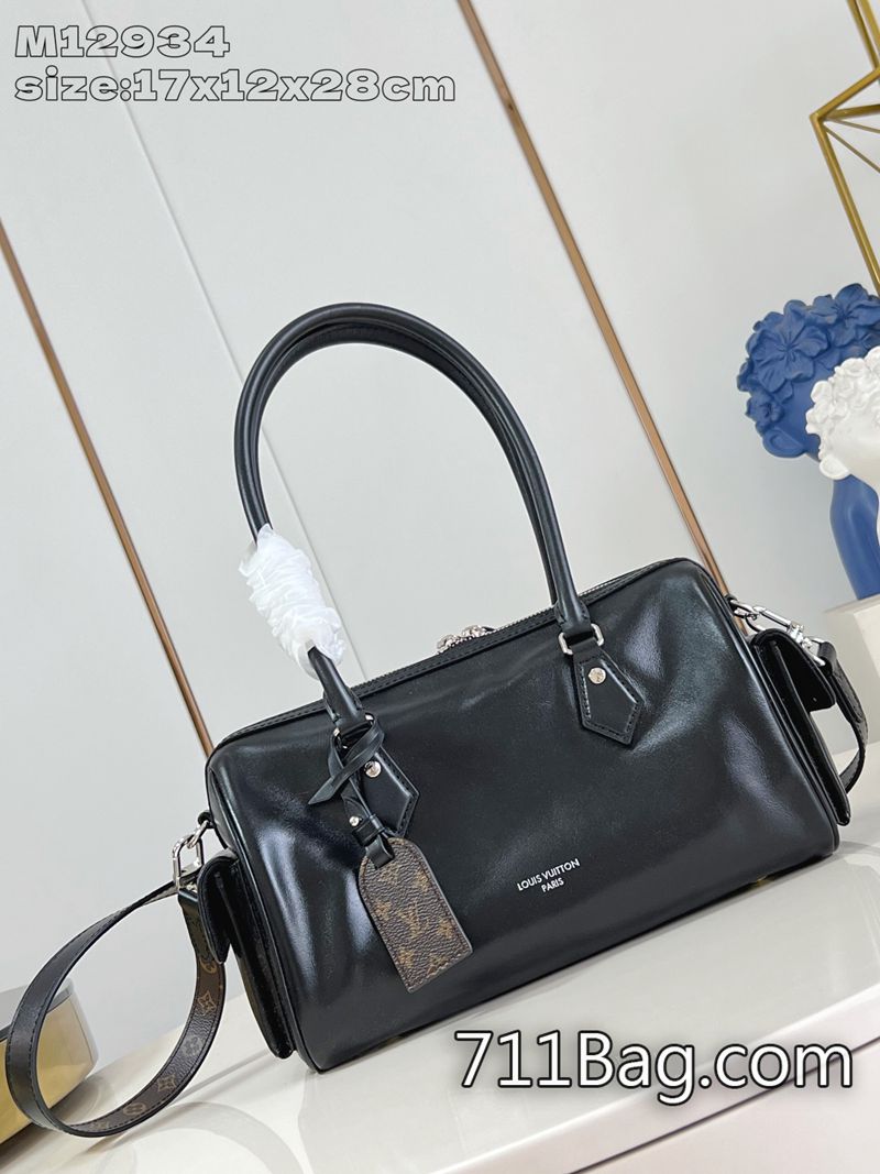 頂級高仿Louis Vuitton M12934黑 完美質感無瑕皮革 精品LV中性風格包Monogram地址牌致敬品牌制箱傳承,可拆卸皮革肩帶提供多種背攜方式。17x12x28cm 頂級高仿Louis Vuitton M12934黑 完美質感無瑕皮革 精品LV中性風格包Monogram地址牌致敬品牌制箱傳承,可拆卸皮革肩帶提供多種背攜方式。17x12x28cm
