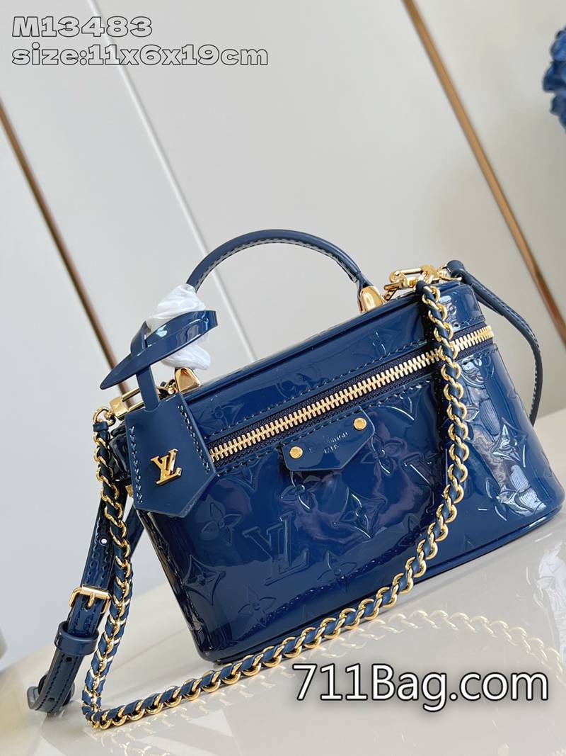 原版一比一LV M13483深藍 品質卓越的高仿包 精仿LV牛皮單肩包LV銘紋掛鎖和皮革鑰匙包延續標志性細節。11.5x6.5x19cm 原版一比一LV M13483深藍 品質卓越的高仿包 精仿LV牛皮單肩包LV銘紋掛鎖和皮革鑰匙包延續標志性細節。11.5x6.5x19cm