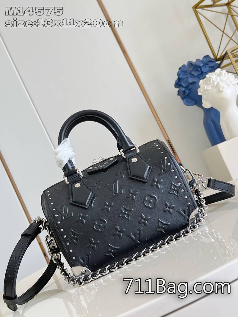 超3ALV M14575 進口皮料定製包包 精品LV高質感手袋13.5x11x20.5(高x寬x長度)-
<linkrel=\'prev\'title=\'【M13483深藍】VanityChainPouch手袋向經典化妝箱汲取靈感,以Monogram帆佈詮釋旅行精神。頂部手柄和可拆卸編織鏈條融入皮革元素,與包身的簡明線條相互映襯。LV銘紋掛鎖和皮革鑰匙包延續標志性細節。11.5x6.5x19cm 超3ALV M14575 進口皮料定製包包 精品LV高質感手袋13.5x11x20.5(高x寬x長度)-
<linkrel=\'prev\'title=\'【M13483深藍】VanityChainPouch手袋向經典化妝箱汲取靈感,以Monogram帆佈詮釋旅行精神。頂部手柄和可拆卸編織鏈條融入皮革元素,與包身的簡明線條相互映襯。LV銘紋掛鎖和皮革鑰匙包延續標志性細節。11.5x6.5x19cm