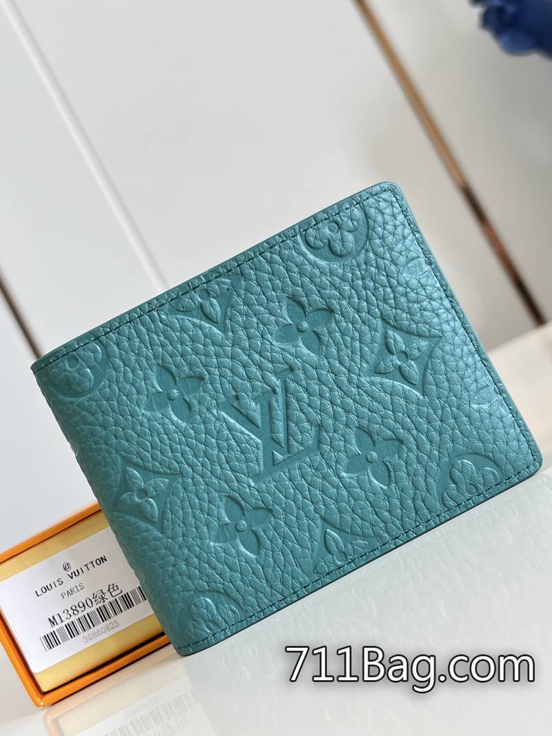 頂級A貨LV M13890綠 高端定製真皮包包 高仿LV細節對版包這款時尚的小型錢包幾乎可以輕易放進任何口袋。11.5x9x1.5cm 頂級A貨LV M13890綠 高端定製真皮包包 高仿LV細節對版包這款時尚的小型錢包幾乎可以輕易放進任何口袋。11.5x9x1.5cm