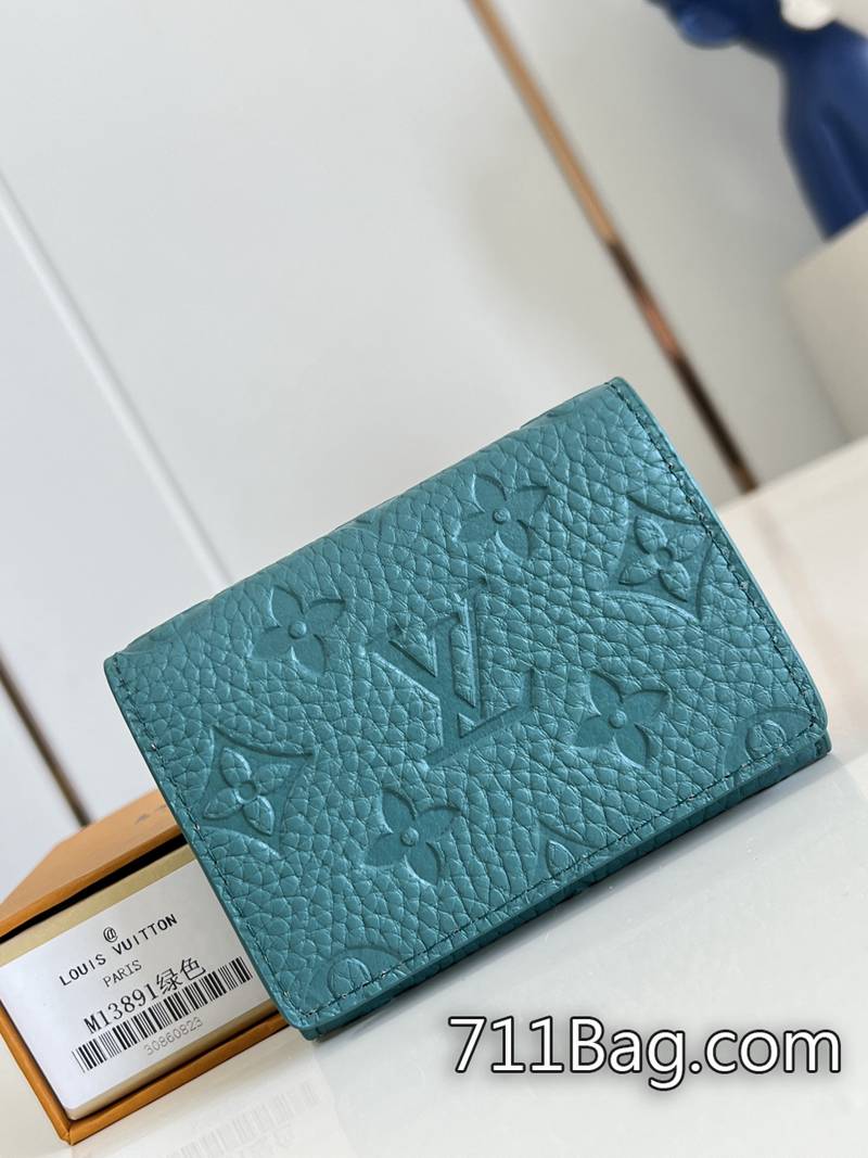 頂級高仿LV M13891灰綠 手工打造細節控首選 精仿LV柔軟真皮包可輕松放入任意口袋或手袋內。8x1x10.5cm 頂級高仿LV M13891灰綠 手工打造細節控首選 精仿LV柔軟真皮包可輕松放入任意口袋或手袋內。8x1x10.5cm