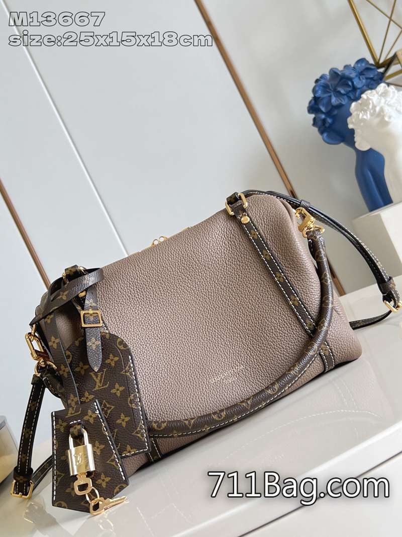 頂級A貨LV M13667大象灰 高品質五金無色差 精品LV中性風格包LouisVuitton最具傳奇色彩的手袋經重新演繹,同時向品牌歷史的旅行精神致敬—向Keepall的傳統在以柔和色調和流線造型重新設計的軟身手袋中得到呼應,散發出一種高貴的奢華。尺寸:25*15*18cm 頂級A貨LV M13667大象灰 高品質五金無色差 精品LV中性風格包LouisVuitton最具傳奇色彩的手袋經重新演繹,同時向品牌歷史的旅行精神致敬—向Keepall的傳統在以柔和色調和流線造型重新設計的軟身手袋中得到呼應,散發出一種高貴的奢華。尺寸:25*15*18cm