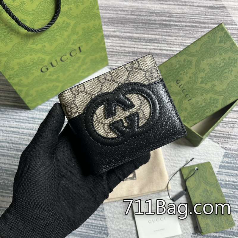 一比一Gucci 701420 重磅帆佈材質,質感厚實不塌陷。 Gucci高仿工廠貨源自20世紀60年代問世至今,標志性互扣式雙G標識一直是Gucci各個系列不可或缺的設計元素。該標識源自品牌創始人GuccioGucci先生的姓名首字母,以各種形式和風格不斷得到煥新演繹。型號:701425尺寸:10*7cm。 一比一Gucci 701420 重磅帆佈材質,質感厚實不塌陷。 Gucci高仿工廠貨源自20世紀60年代問世至今,標志性互扣式雙G標識一直是Gucci各個系列不可或缺的設計元素。該標識源自品牌創始人GuccioGucci先生的姓名首字母,以各種形式和風格不斷得到煥新演繹。型號:701425尺寸:10*7cm。