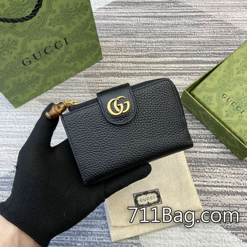 頂級精品Gucci 739498 手工打造細節控首選 Gucci高仿壓紋LOGO尺寸:13*8.5*2cm。顏色:黑色/原廠皮 頂級精品Gucci 739498 手工打造細節控首選 Gucci高仿壓紋LOGO尺寸:13*8.5*2cm。顏色:黑色/原廠皮