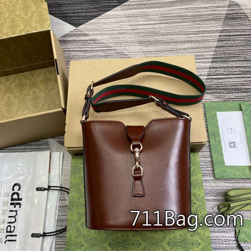高仿Gucci 782908 真皮製作奢華手袋 Gucci黑色皮革A貨尺寸:18.5(長)x20.5(寬)x12.5cm顏色:棕色/原廠皮。 高仿Gucci 782908 真皮製作奢華手袋 Gucci黑色皮革A貨尺寸:18.5(長)x20.5(寬)x12.5cm顏色:棕色/原廠皮。