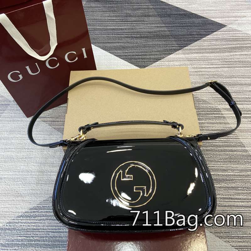 原版一比一Gucci古馳 815719 做工細膩品質過硬 Gucci雙G標誌高仿尺寸:32厘米(寬)x17厘米(高)x10厘米(深)顏色:克色漆皮/原廠皮。 原版一比一Gucci古馳 815719 做工細膩品質過硬 Gucci雙G標誌高仿尺寸:32厘米(寬)x17厘米(高)x10厘米(深)顏色:克色漆皮/原廠皮。