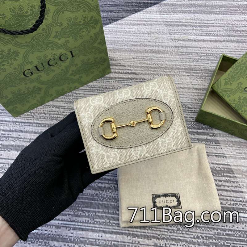 頂級高仿Gucci 621887 好評如潮,高端客戶最愛。 Gucci Padlock鎖頭包A貨打開時尺寸:11x17.5cm顏色:燕麥色/pvc。 頂級高仿Gucci 621887 好評如潮,高端客戶最愛。 Gucci Padlock鎖頭包A貨打開時尺寸:11x17.5cm顏色:燕麥色/pvc。