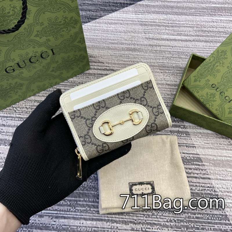 精品A貨Gucci古馳 658549 一比一細節全還原 Gucci高仿細節滿分尺寸:11.5厘米(寬)x8.5厘米(高)x3厘米顏色:白色/pvc。 精品A貨Gucci古馳 658549 一比一細節全還原 Gucci高仿細節滿分尺寸:11.5厘米(寬)x8.5厘米(高)x3厘米顏色:白色/pvc。
