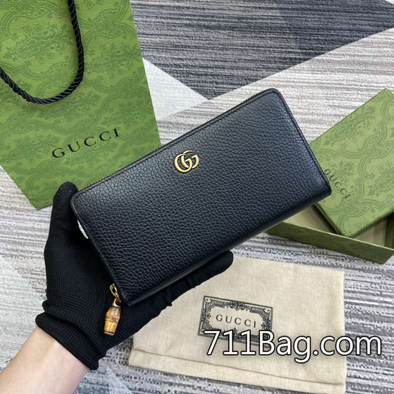 精品高仿Gucci 739499 手工縫線整齊細膩,與正品無異。 Gucci白色包高仿尺寸:19.5*11*3cm。顏色:黑色/原廠皮。 精品高仿Gucci 739499 手工縫線整齊細膩,與正品無異。 Gucci白色包高仿尺寸:19.5*11*3cm。顏色:黑色/原廠皮。