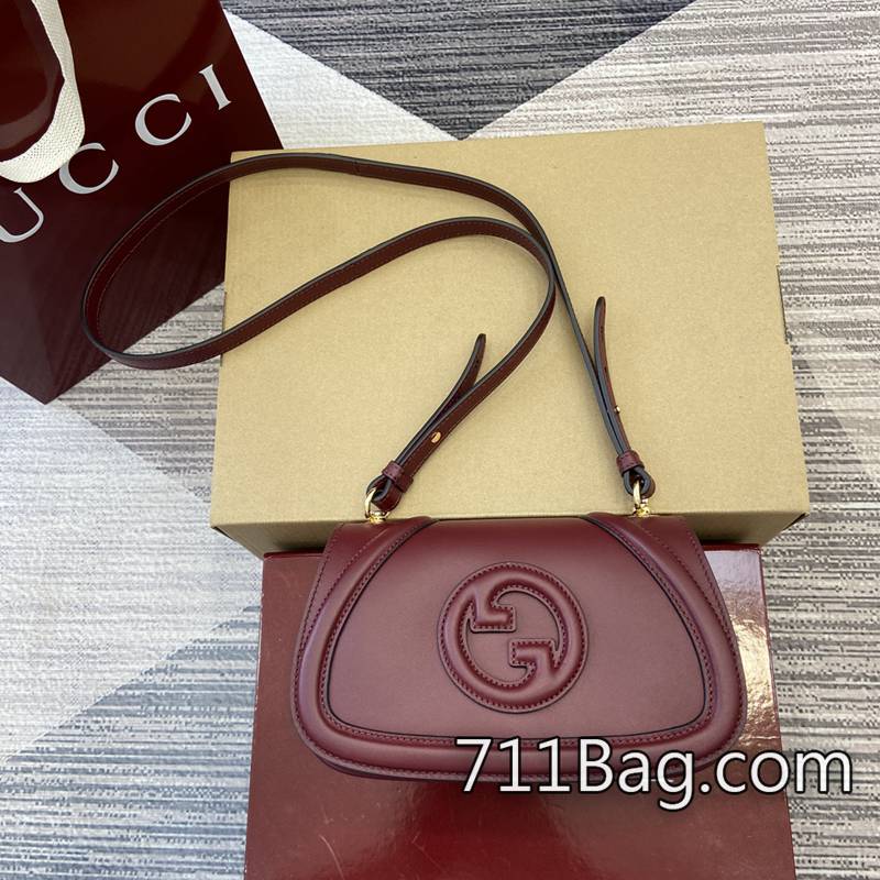 精品A貨Gucci 815700 專櫃對版材質還原度高 Gucci斜背包高仿尺寸:21.5(長)x11(高)x8cm(厚)顏色:酒紅色全皮。 精品A貨Gucci 815700 專櫃對版材質還原度高 Gucci斜背包高仿尺寸:21.5(長)x11(高)x8cm(厚)顏色:酒紅色全皮。