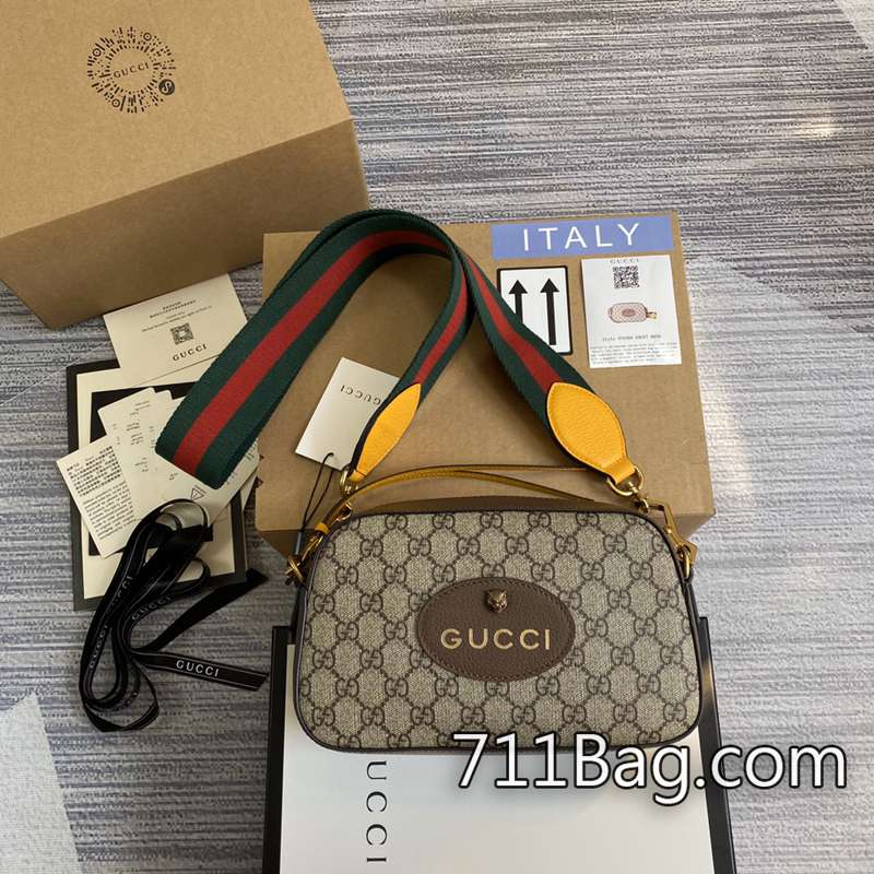 頂級精品Gucci 781402 高級感滿溢,手感無可挑剔。 Gucci A貨批發零售這款設計采用品牌標志性的米色和烏木色配色GGSupreme帆佈制成。型號:781402。尺寸:23*21*12cm顏色:棕色pvc 頂級精品Gucci 781402 高級感滿溢,手感無可挑剔。 Gucci A貨批發零售這款設計采用品牌標志性的米色和烏木色配色GGSupreme帆佈制成。型號:781402。尺寸:23*21*12cm顏色:棕色pvc