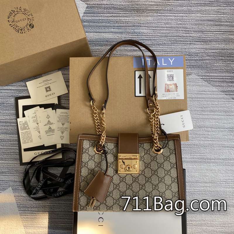 精品A貨Gucci 781402 無任何多餘線頭,做工乾淨利落。 拼多多Gucci A貨評價這款設計采用品牌標志性的米色和烏木色配色GGSupreme帆佈制成。型號:781402。尺寸:23*21*12cm顏色:棕色pvc 精品A貨Gucci 781402 無任何多餘線頭,做工乾淨利落。 拼多多Gucci A貨評價這款設計采用品牌標志性的米色和烏木色配色GGSupreme帆佈制成。型號:781402。尺寸:23*21*12cm顏色:棕色pvc
